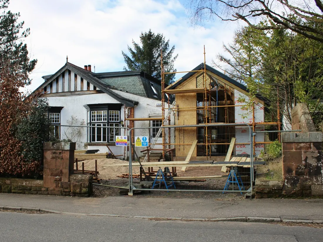 Ampliación en construcción junto a una casa existente