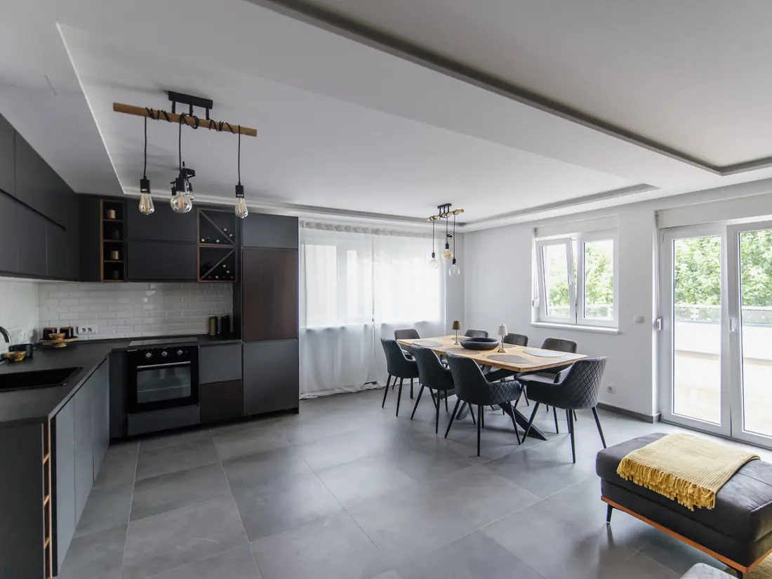 Cocina y living remodelados en tonos grises
